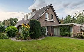 Ground Floor And Twin Bedroom In Luxurious Villa With Beautiful Garden Very Near Tue And Centre